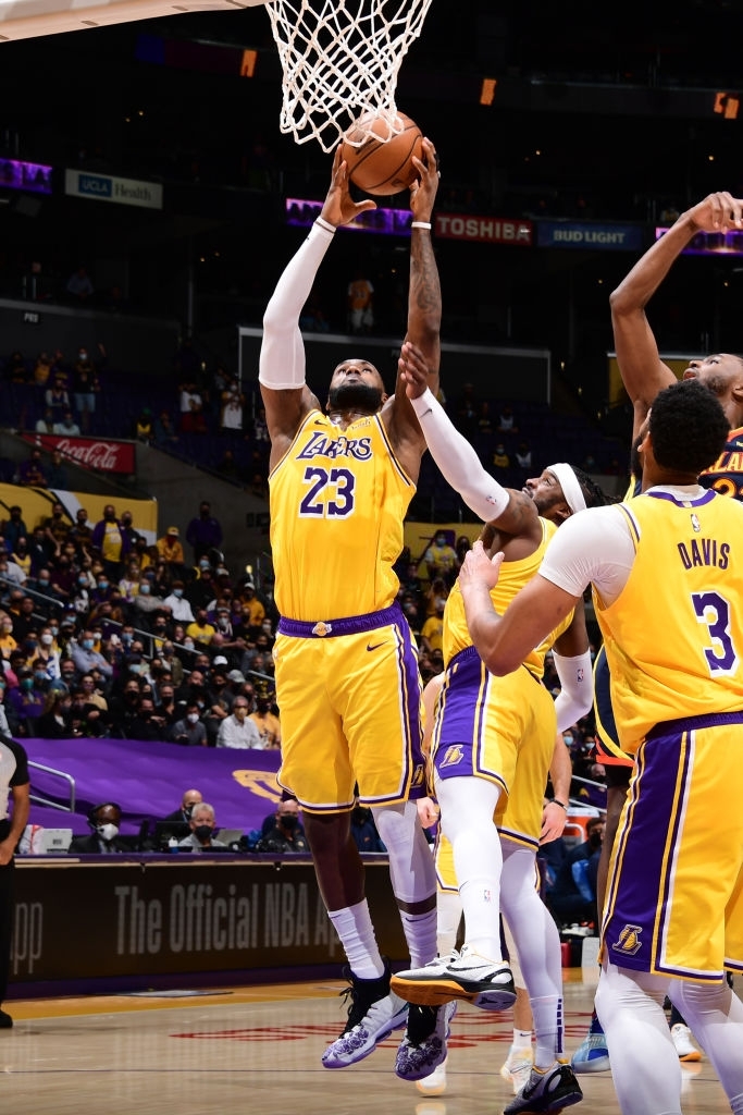 LeBron James ra tay cứu Los Angeles Lakers, đẩy Stephen Curry xuống nhánh thua - Ảnh 1.