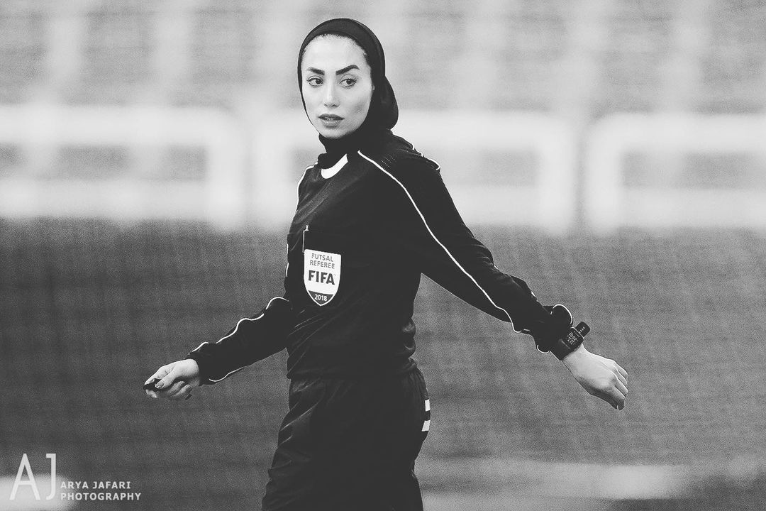 Bất ngờ với lý lịch nữ trọng tài Iran xinh đẹp - Ảnh 1.