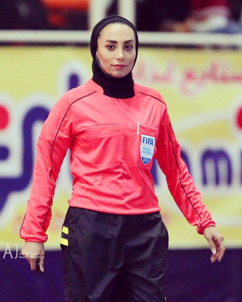 Bất ngờ với lý lịch nữ trọng tài Iran xinh đẹp - Ảnh 2.