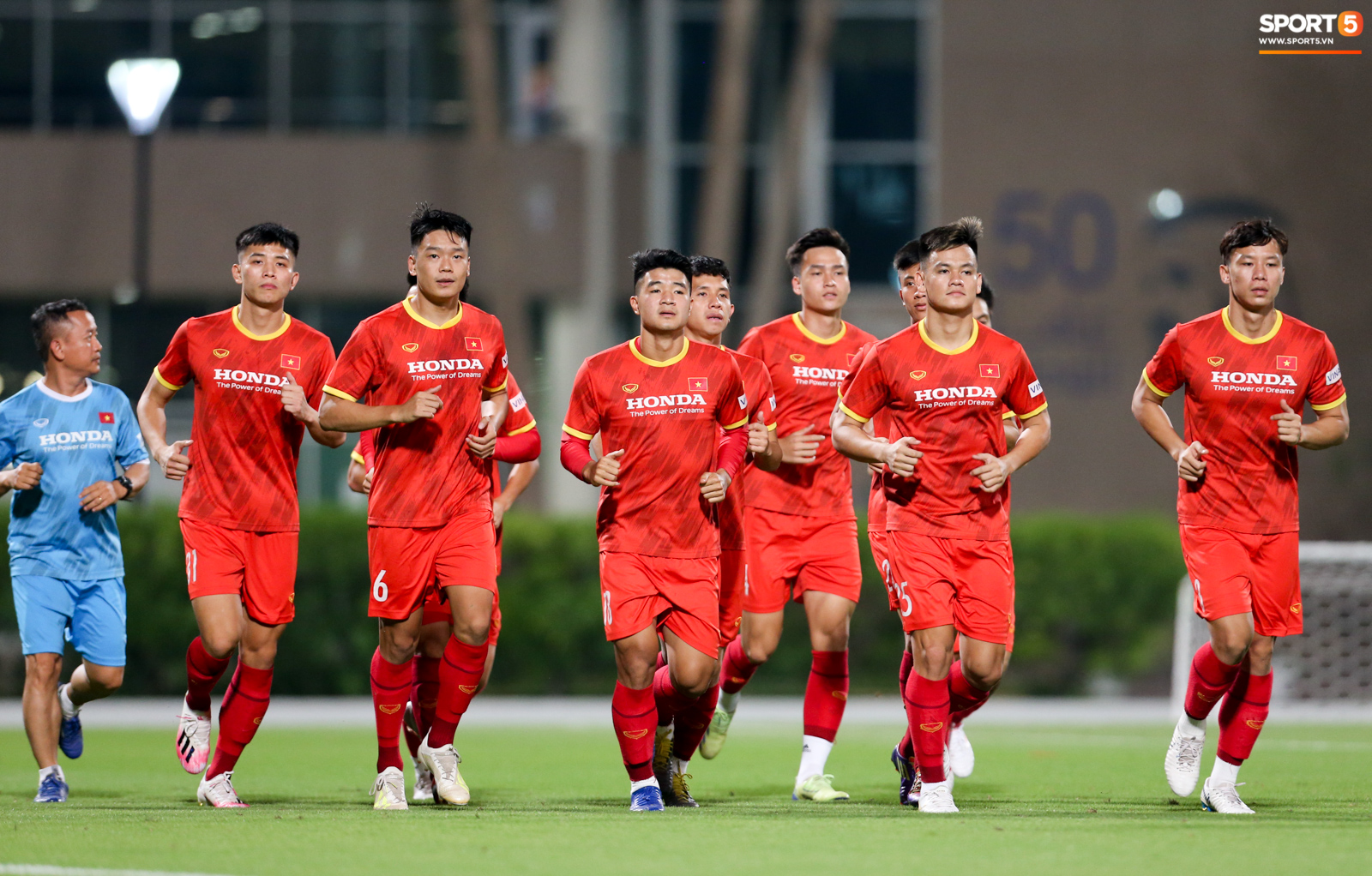 Văn Hậu khoe giày, bị Công Phượng và Trọng Hoàng cầm chân ...