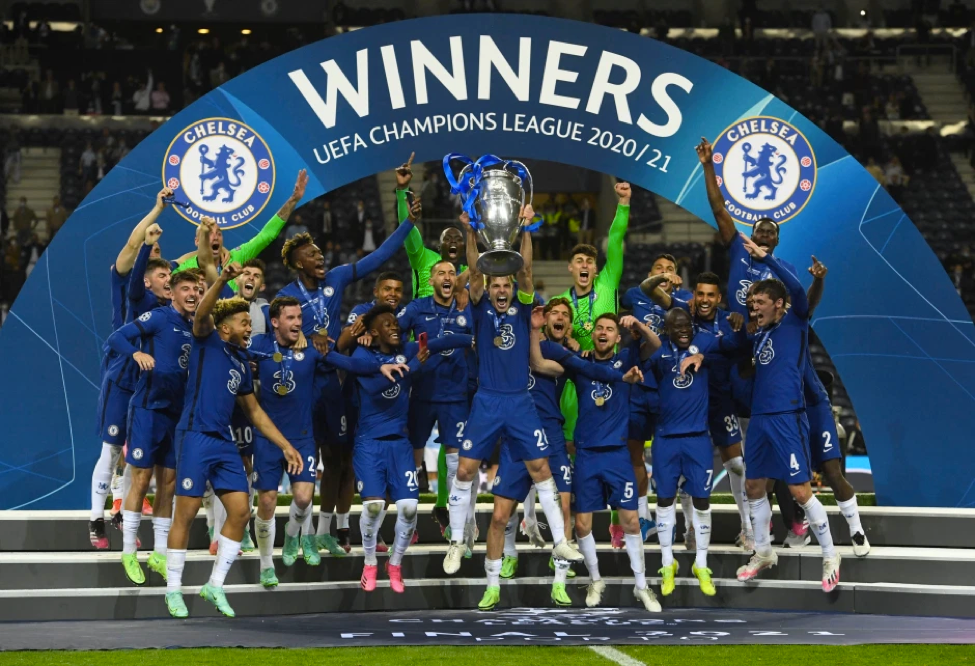 Chelsea vô địch Champions League, cổ động viên “quẩy” tưng bừng từ London và Porto - Ảnh 9.