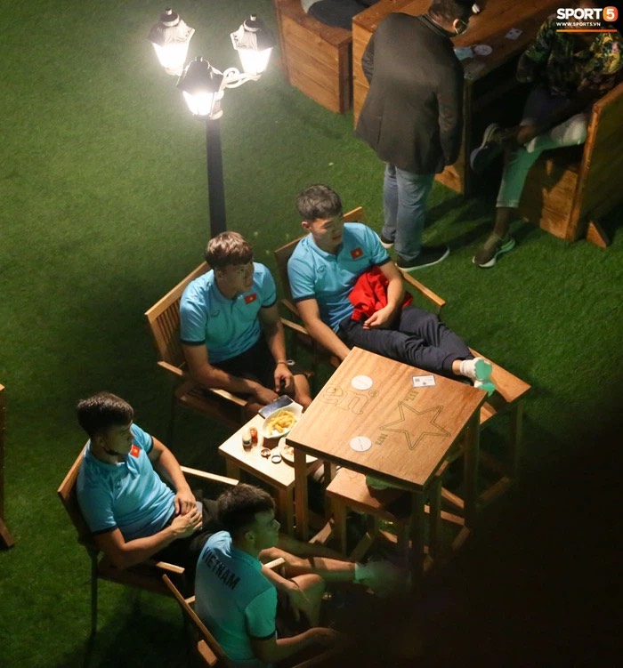 Nhóm cầu thủ ra nhà hàng xem chung kết Champions League (Ảnh: Hiéu Lương)