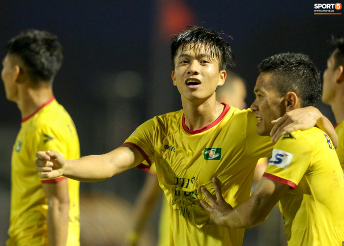 Toàn bộ cầu thủ Sông Lam Nghệ An cách ly, vòng 13 V.League 2021 đứng trước nguy cơ hoãn  - Ảnh 1.