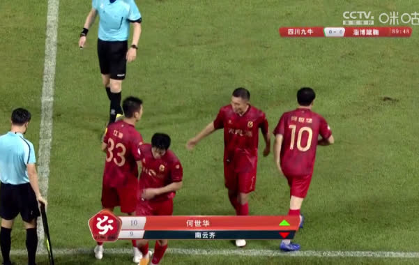 Chủ đội bóng xỏ giày vào sân, lựa luôn áo số 10 ở Trung Quốc - Ảnh 1.