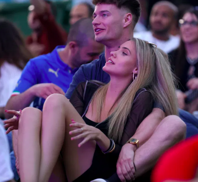 Hotgirl tràn ngập fanzone xem trận khai mạc Euro 2020 - Ảnh 4.