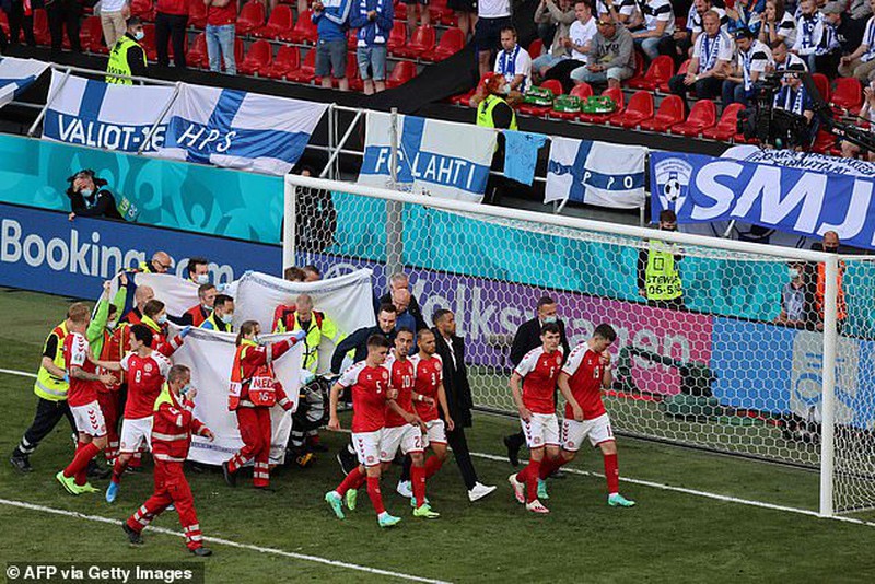 Sốc: Ngôi sao tuyển Đan Mạch đột quỵ ngay trên sân đấu Euro, cả khán đài chết lặng, chìm trong nước mắt - Ảnh 4.