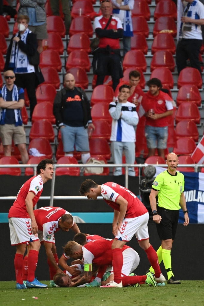 Sốc: Ngôi sao tuyển Đan Mạch đột quỵ ngay trên sân đấu Euro, cả khán đài chết lặng, chìm trong nước mắt - Ảnh 2.