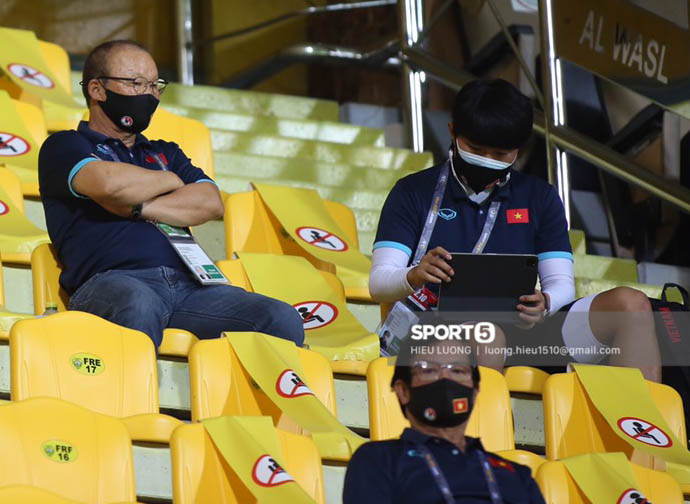 HLV Park Hang-seo tỉ mỉ trao đổi với trợ lý trên khán đài trước trận Việt Nam đấu UAE - Ảnh 1.