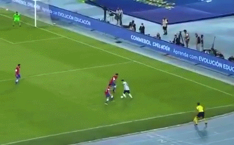 Messi nhận cú đúp quả đắng: Hết ngã bò ra sân vì đi bóng bất thành, còn bị hậu vệ đối phương lừa qua dễ như ăn kẹo - Ảnh 4.