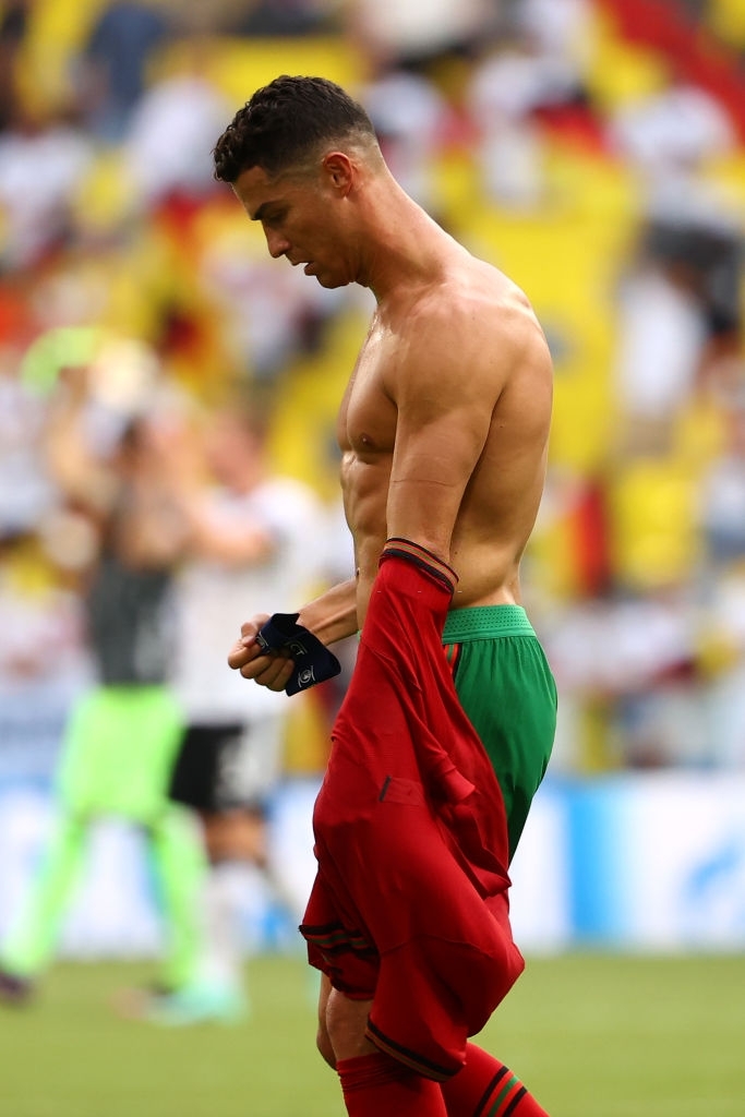 Ronaldo cởi trần khoe cơ bụng 6 múi &quot;chỉ uống nước lọc, không Coca&quot; trước 10.000 khán giả - Ảnh 2.