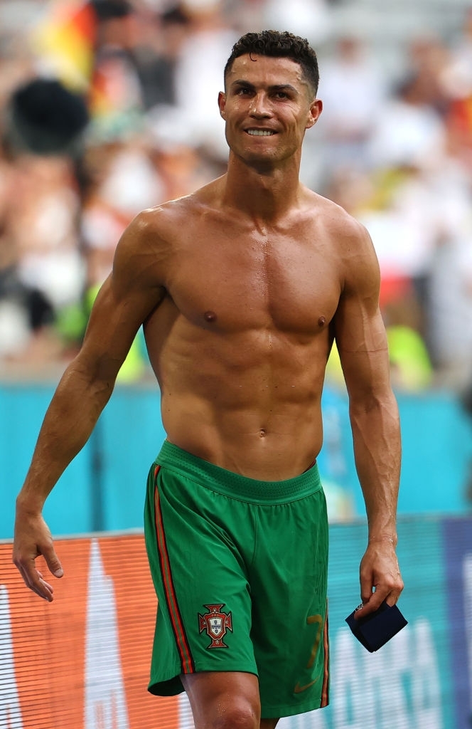 Ronaldo cởi trần khoe cơ bụng 6 múi &quot;chỉ uống nước lọc, không Coca&quot; trước 10.000 khán giả - Ảnh 4.
