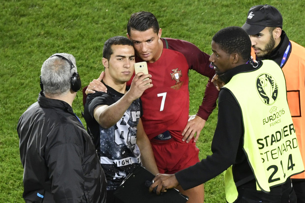 Đánh liều chạy vào sân, &quot;fan cuồng&quot; được Ronaldo nựng má: Biểu cảm của cậu thanh niên chứng minh CR7 vĩ đại thế nào - Ảnh 9.
