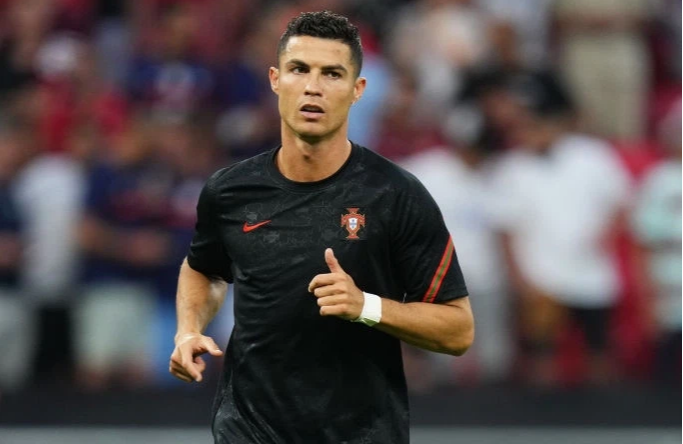 Chùm hình ảnh Ronaldo lan sáng sủa vô mùng so sánh tài với Pháp bên trên triệu Euro 2020