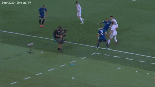 Cameraman EURO 2020 gây bão mạng với pha đánh đầu 'thần sầu' - Ảnh 1.