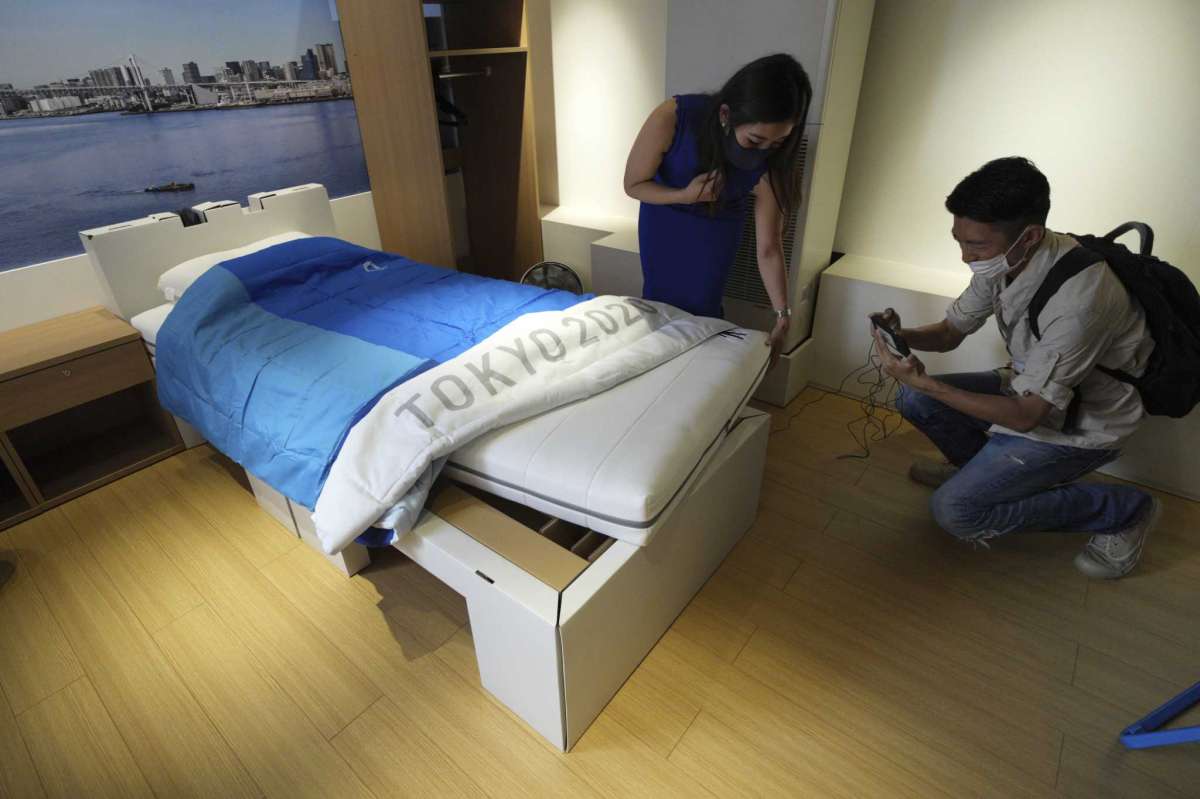 Nhật Bản lắp giường giấy ngăn vận động viên Olympic 'mây mưa' - Ảnh 2.