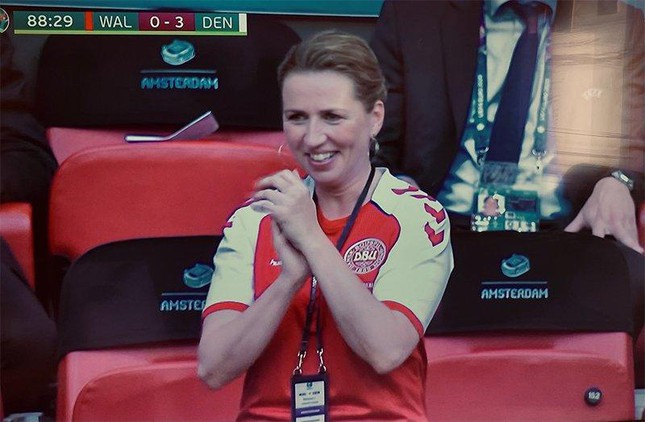 Nữ Thủ tướng Đan Mạch phấn khích mừng bàn thắng của đội nhà - Ảnh 3.