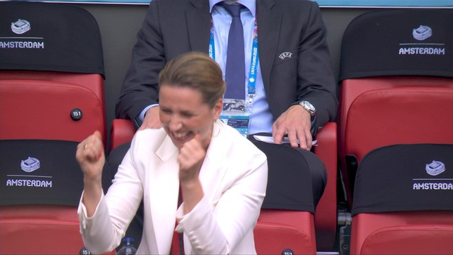 Nữ Thủ tướng Đan Mạch phấn khích mừng bàn thắng của đội nhà - Ảnh 2.