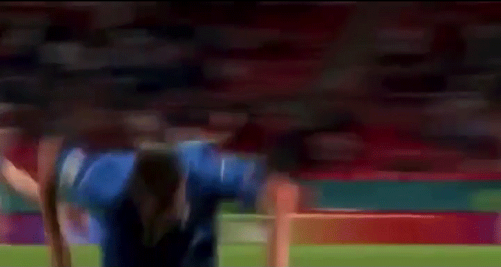 Màn ăn mừng cảm xúc nhưng hơi dại của tuyển thủ Italy: Bay người cày mặt xuống sân và bị đồng đội đè cho ngộp thở - Ảnh 4.