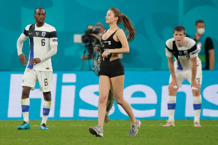Tìm ra danh tính nữ CĐV chạy vào sân phá trận đấu ở Euro 2020 - Ảnh 1.