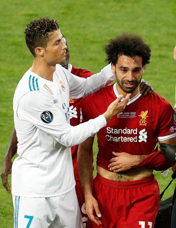 Ronaldo và những hình ảnh đi vào lòng người khi đối thủ dính chấn thương - Ảnh 3.