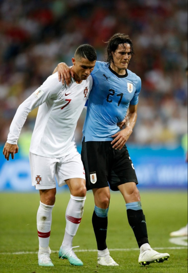 Ronaldo và những hình ảnh đi vào lòng người khi đối thủ dính chấn thương - Ảnh 2.