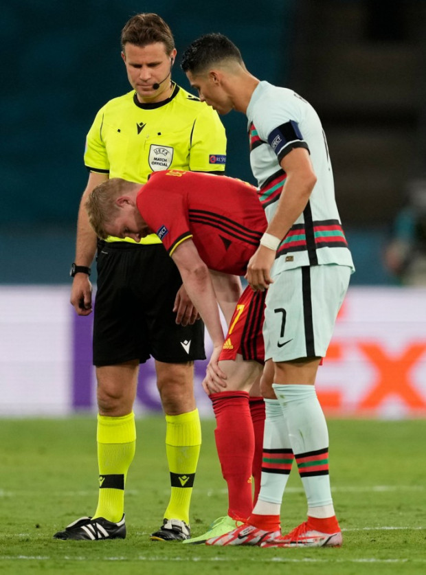 Ronaldo và những hình ảnh đi vào lòng người khi đối thủ dính chấn thương - Ảnh 1.
