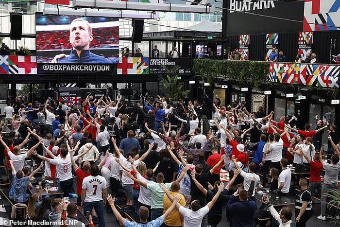 Euro 2020: Dân Anh đến quán bia từ sáng sớm, xin nghỉ ốm để xem trận 'đại chiến' với Đức - Ảnh 1.