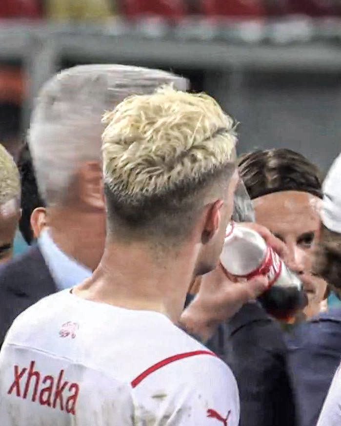 Đội trưởng Thuỵ Sĩ uống Coca Cola ngay trước loạt luân lưu thắng Pháp - Ảnh 3.