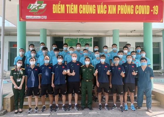 Futsal Việt Nam hoàn tất 2 mũi tiêm vắc xin phòng Covid-19 - Ảnh 1.