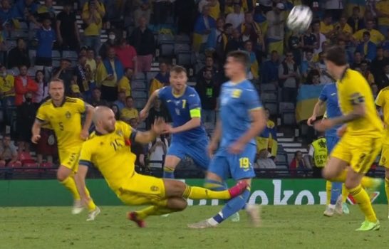 Cẳng chân của cầu thủ Ukraine bị đối thủ Thuỵ Điển đạp thành hình gấp khúc - Ảnh 2.