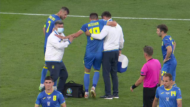 Cẳng chân của cầu thủ Ukraine bị đối thủ Thuỵ Điển đạp thành hình gấp khúc - Ảnh 7.