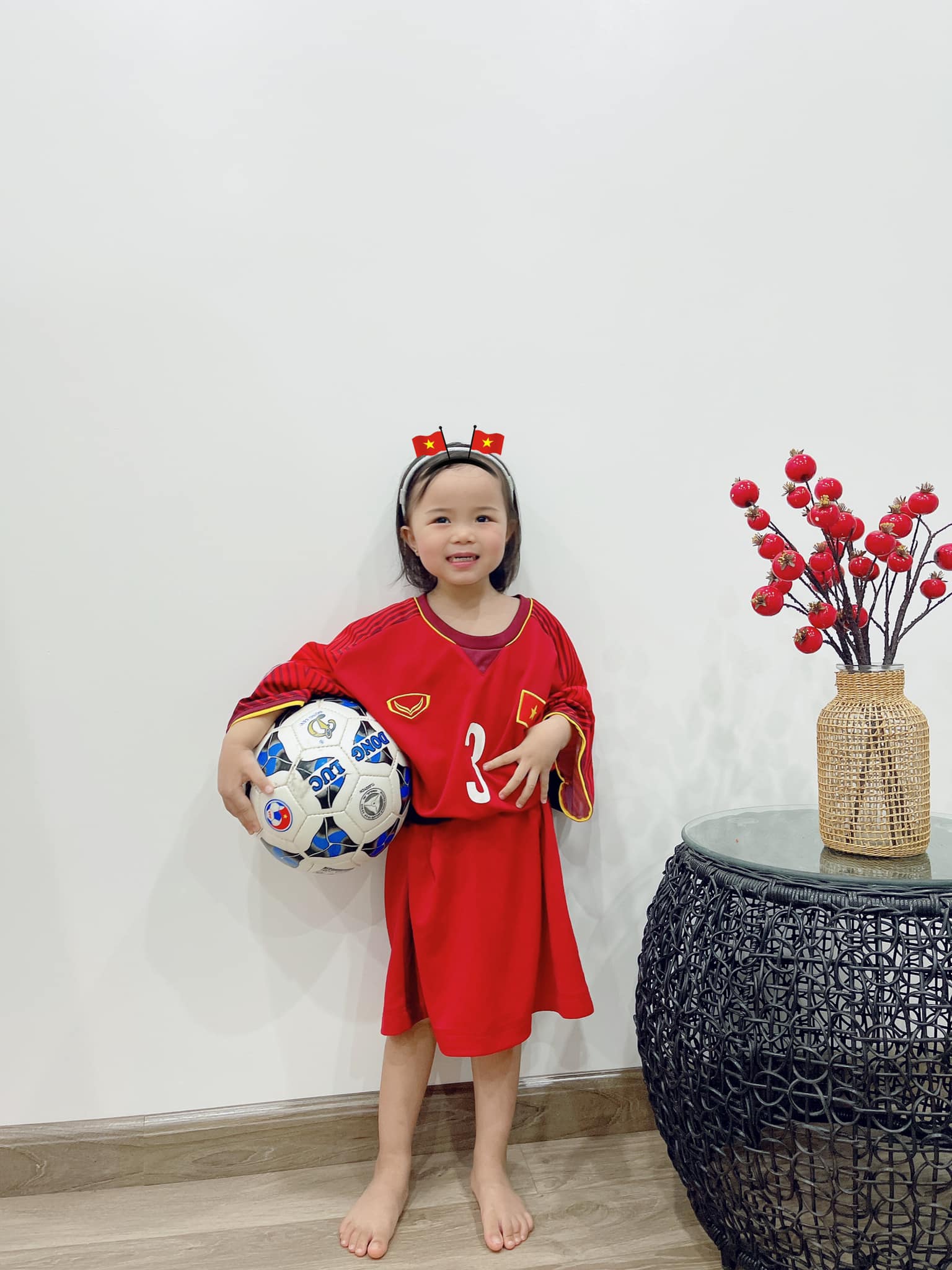 Con gái của Quế Ngọc Hải là một fan hâm mộ đích thực của đội tuyển Việt Nam. Cô bé thường xuyên mặc áo đấu và cổ vũ cho đội tuyển khi thi đấu. Hãy xem ảnh liên quan để cảm nhận tình yêu và niềm đam mê của một fan hâm mộ bóng đá nhí.
