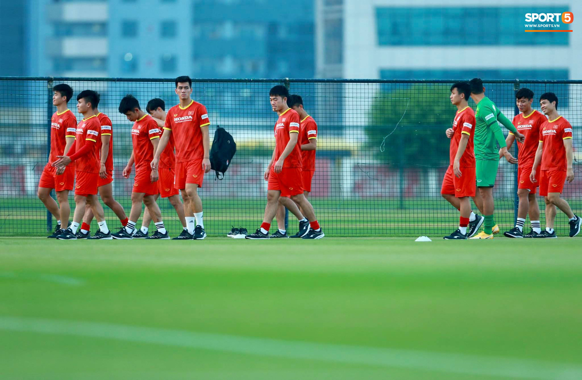 [Trực tiếp từ UAE] Buổi tập đầu tiên của tuyển Việt Nam sau trận gặp Indonesia: Tuấn Anh, Văn Toàn cùng có mặt - Ảnh 5.