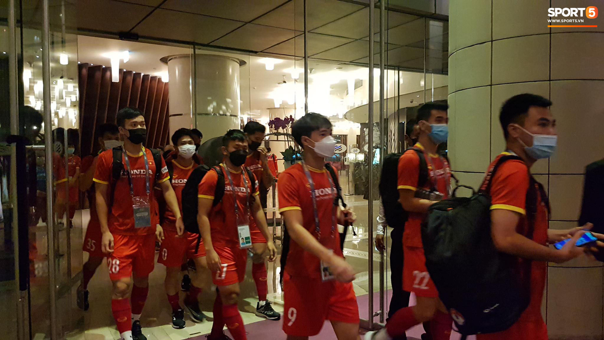 [Trực tiếp từ UAE] Buổi tập đầu tiên của tuyển Việt Nam sau trận gặp Indonesia: Tuấn Anh, Văn Toàn cùng có mặt - Ảnh 13.