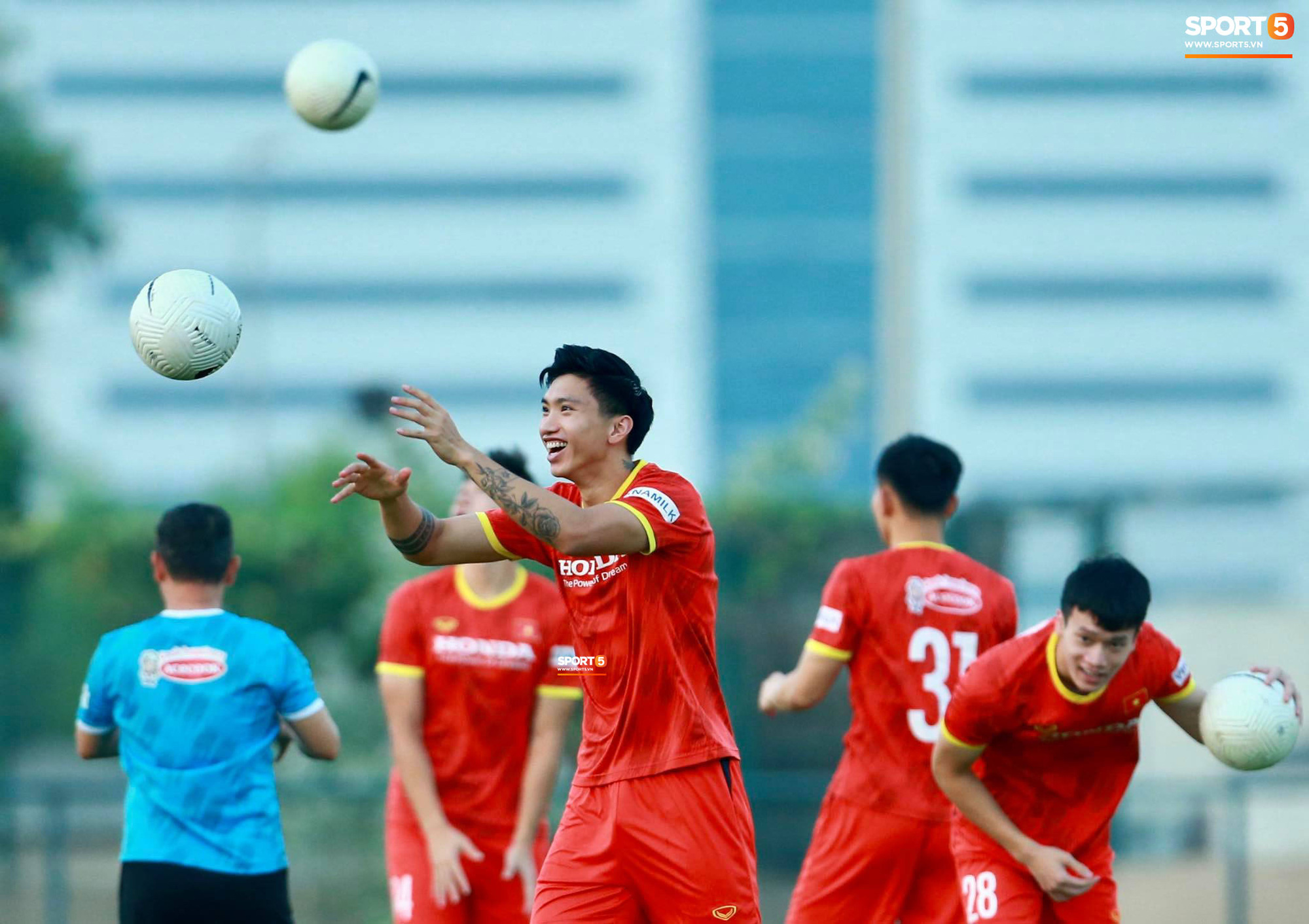 [Trực tiếp từ UAE] Buổi tập đầu tiên của tuyển Việt Nam sau trận gặp Indonesia: Tuấn Anh, Văn Toàn cùng có mặt - Ảnh 3.