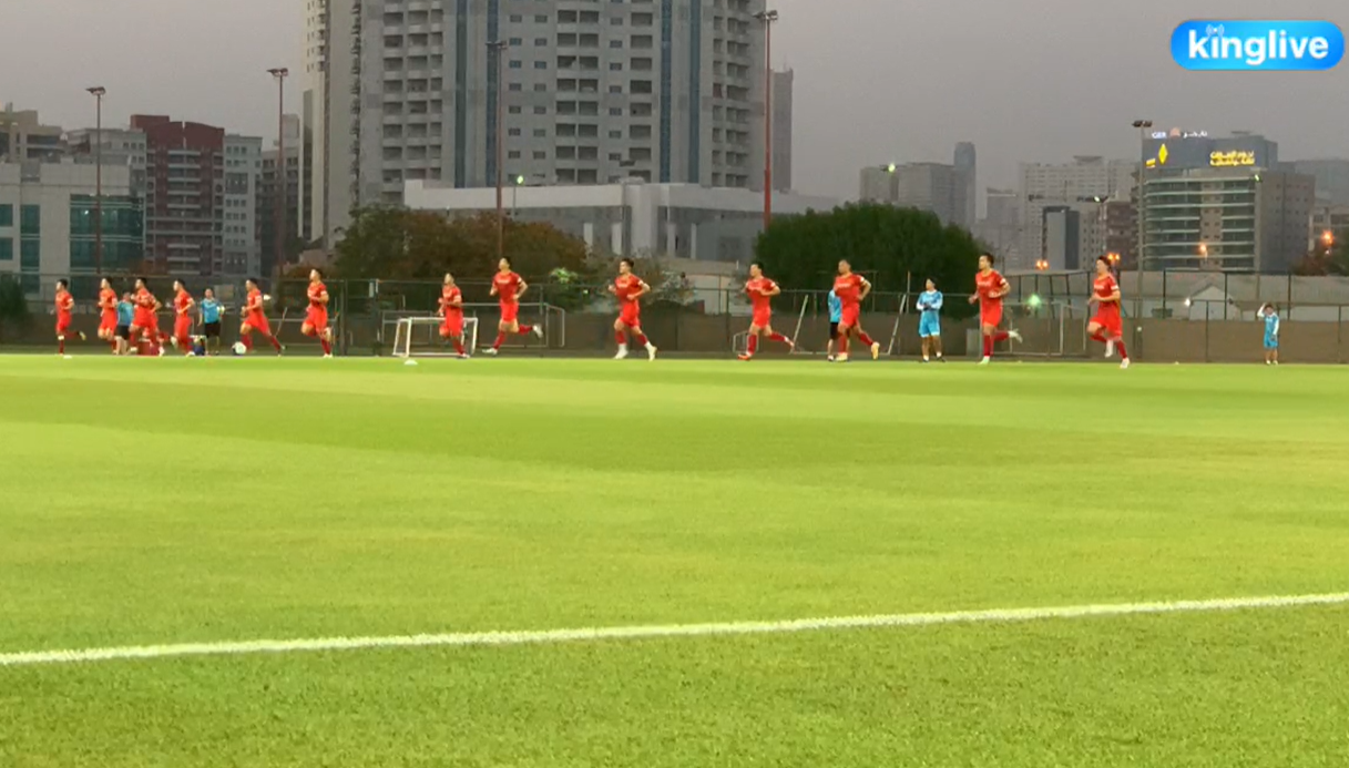 [Trực tiếp từ UAE] Buổi tập đầu tiên của tuyển Việt Nam sau trận gặp Indonesia: Tuấn Anh, Văn Toàn cùng có mặt - Ảnh 2.