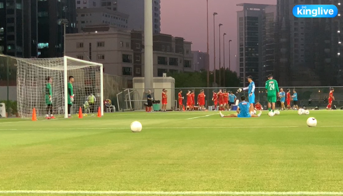 [Trực tiếp từ UAE] Buổi tập đầu tiên của tuyển Việt Nam sau trận gặp Indonesia: Tuấn Anh, Văn Toàn cùng có mặt - Ảnh 1.