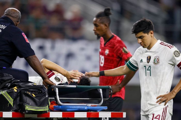 Ngôi sao tuyển Mexico va chạm kinh hoàng trong trận khai màn Gold Cup 2021 - Ảnh 1.