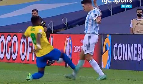 Hậu vệ Argentina chảy be bét máu ở chân nhưng vẫn nhận thẻ vàng tại chung kết Copa America - Ảnh 2.