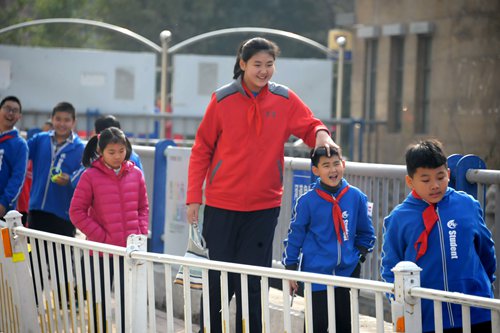 Sốc: cô bé 14 tuổi sắp vượt mặt Yao Ming với chiều cao 2m27 - Ảnh 2.
