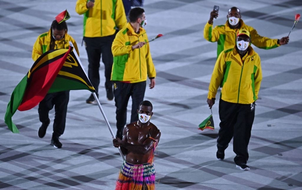 Nam thần xứ Tonga làm điên đảo mạng xã hội với màn cởi trần khoe body cơ bắp bóng nhẫy tại lễ khai mạc Olympic 2020 - Ảnh 8.