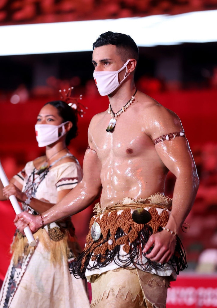 Nam thần xứ Tonga làm điên đảo mạng xã hội với màn cởi trần khoe body cơ bắp bóng nhẫy tại lễ khai mạc Olympic 2020 - Ảnh 1.