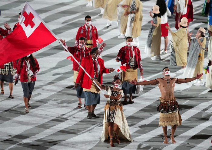 Nam thần xứ Tonga làm điên đảo mạng xã hội với màn cởi trần khoe body cơ bắp bóng nhẫy tại lễ khai mạc Olympic 2020 - Ảnh 5.