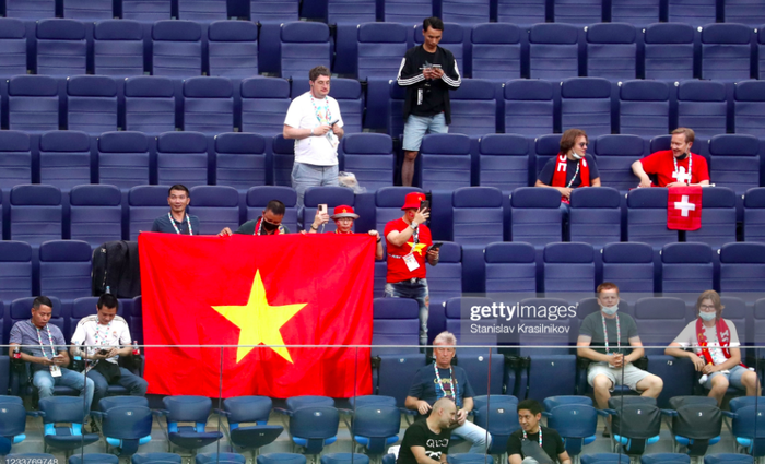 Quốc kỳ Việt Nam xuất hiện trên những vị trí đẹp nhất trong trận TBN - Thuỵ Sĩ ở tứ kết Euro 2020 - Ảnh 2.