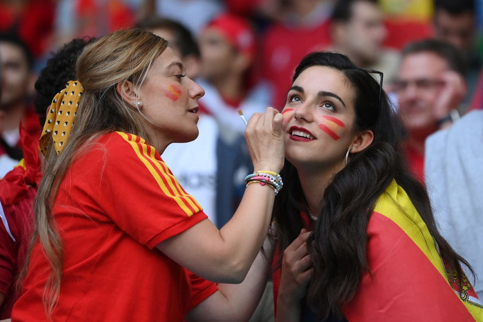 Ấn tượng sâu sắc về fan Ý và Tây Ban Nha: Những nụ hôn cháy bỏng, những bóng hồng trên khán đài và thông điệp chế nhạo fan tuyển Anh - Ảnh 8.
