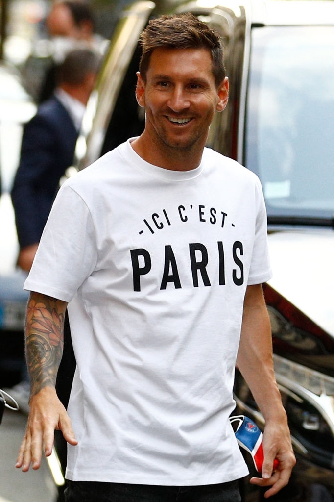 Nóng: Messi hoàn thành kiểm tra y tế, đi bộ tới sân Parc des Princes để chuẩn bị ký hợp đồng - Ảnh 4.