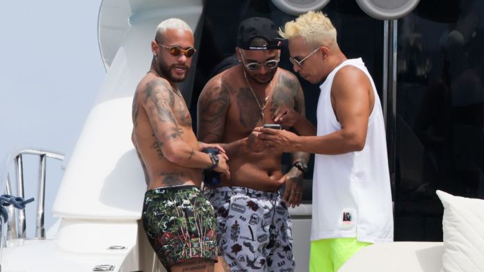 Neymar cặp kè người yêu cũ trên du thuyền hạng sang trong kỳ nghỉ hè ở Ibiza     - Ảnh 1.