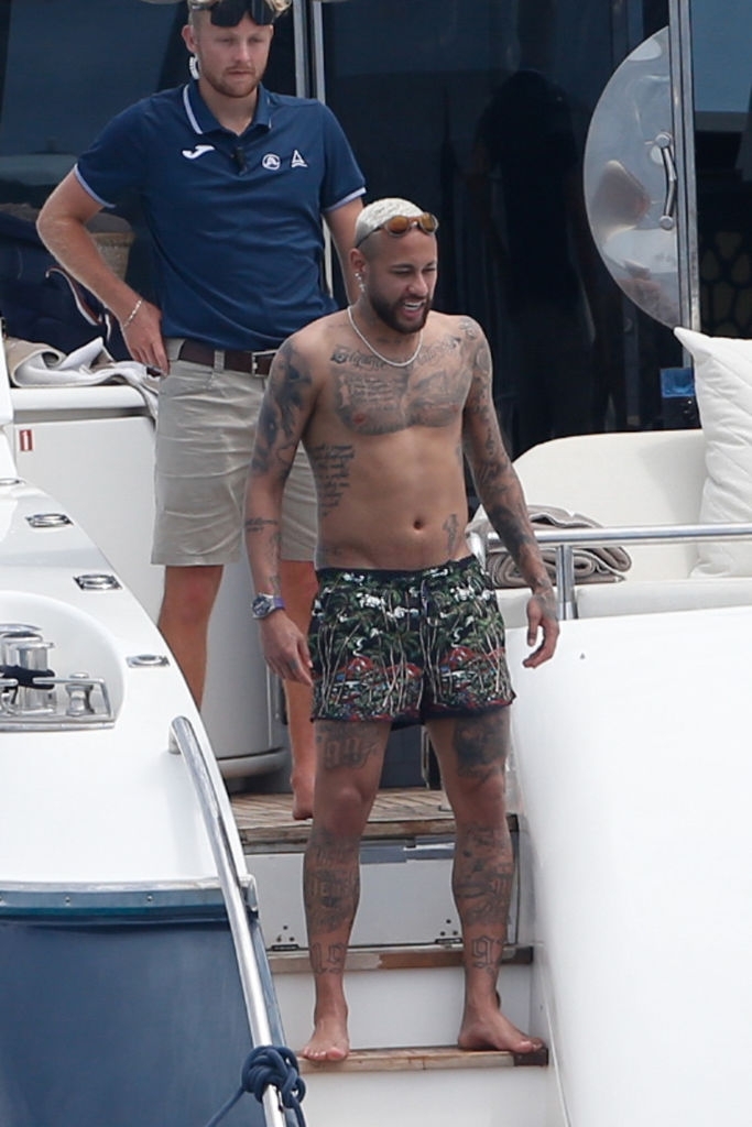 Neymar cặp kè người yêu cũ trên du thuyền hạng sang trong kỳ nghỉ hè ở Ibiza     - Ảnh 2.