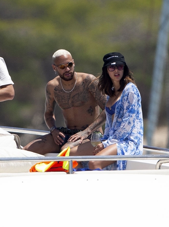 Neymar cặp kè người yêu cũ trên du thuyền hạng sang trong kỳ nghỉ hè ở Ibiza     - Ảnh 4.