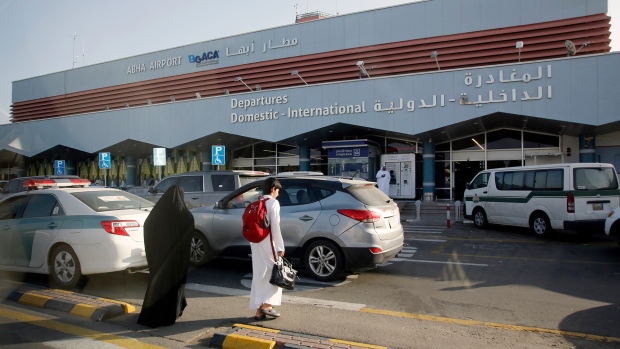 Sân bay ở Saudi Arabia bị đánh bom 2 lần trong 24 giờ, tuyển Việt Nam an toàn - Ảnh 1.